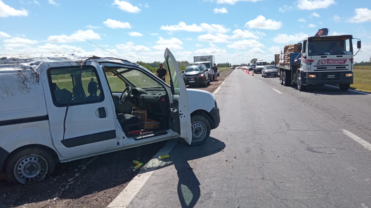 Autopista: violento choque entre dos autos y un herido trasladado 